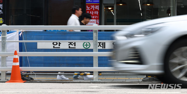 [서울=뉴시스] 황준선 기자 = 9명이 숨진 '시청역 역주행 사고'를 수사 중인 경찰이 피의자 차모(68)씨에 대해 구속영장을 신청했다. 24일 오후 서울 중구 시청역 역주행 사고 현장에 방호 울타리가 설치돼 있다. 2024.07.24. hwang@newsis.com