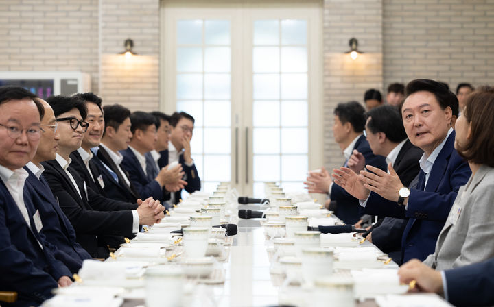 윤, 용산 찾은 한동훈에 "수고 많았어요" 한 "대통령 중심으로 같이 가자"(종합)