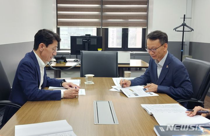 [창원=뉴시스]경남도 김명주(오른쪽) 경제부지사가 25일 기획재정부를 방문해 김윤상 제2차관에게 내년도 주요 국비사업을 설명하고 예산 반영 협조를 요청하고 있다.(사진=경남도 제공)2024.07.25. photo@newsis.com