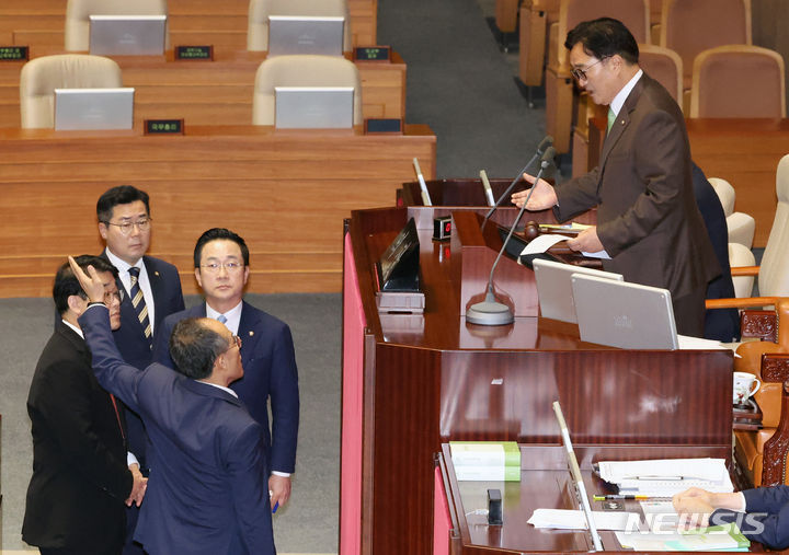 [서울=뉴시스] 조성우 기자 = 추경호(왼쪽) 국민의힘 원내대표가 25일 오후 서울 여의도 국회에서 열린 제416회 국회(임시회) 제1차 본회의에서 의사진행과 관련해 항의하고 있다. 2024.07.25. xconfind@newsis.com