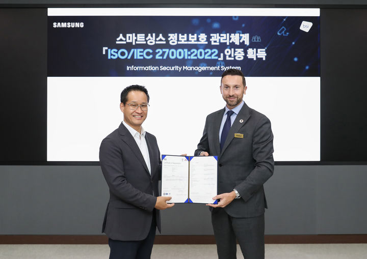 [서울=뉴시스]삼성전자 스마트싱스(SmartThings)가 '정보보호 관리체계'에 대한 국제표준 ISO/IEC 27001:2022 인증을 영국왕립표준협회(BSI)로부터 받았다. 최승범 삼성전자 디지털플랫폼센터장 부사장(왼쪽)과 해롤드 프라달(Harold Pradal) 영국왕립표준협회 인증 서비스 부문장(오른쪽)이 삼성전자 디지털시티에서 기념촬영을 하고 있다. (사진=삼성전자 제공) 2024.07.26. photo@newsis.com *재판매 및 DB 금지