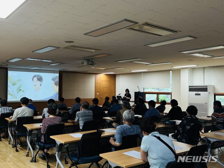 [용인=뉴시스]풍덕천1동 행정복지센터에서 열린 ‘찾아가는 공익직불금 교육’