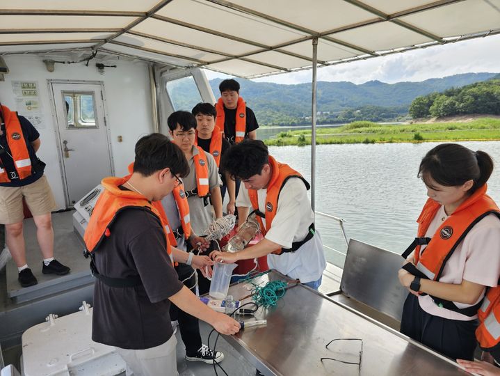 [대전=뉴시스]대전상수도본부가 조류 대비 안전한 상수원 확보를 위해 대청댐 수질을 분석하고 있다. 2024. 07. 26 *재판매 및 DB 금지