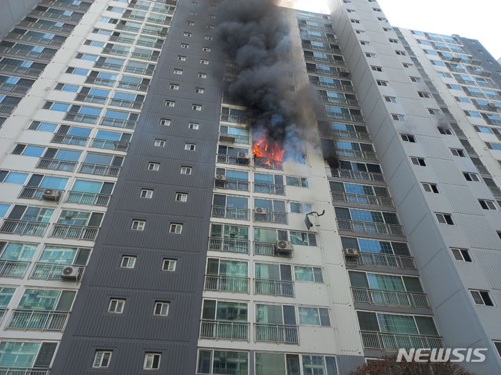 [용인=뉴시스] 고층 아파트 화재 모습. (용인서부소방서 제공) 2024.07.26. photo@newsis.com 