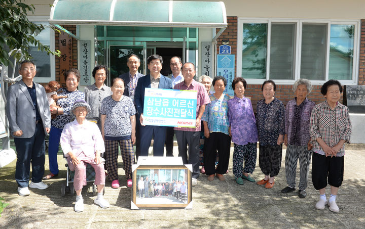 [울산=뉴시스] 구미현 기자 = 한국수력원자력 새울원자력본부는 뉴시스 울산취재본부와 함께 26일 울주군 삼남읍 벌장마을, 대진마을, 태봉마을 경로당에서 장수사진 전달식을 가졌다. 2024.07.26 gorgeouskoo@newsis.com *재판매 및 DB 금지