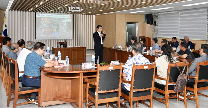 최경식 남원시장이 관내 23개 읍면동을 순회하면 진행했던 '찾아가는 현장시장실'이 26일 마무리됐다. 덕과면을 찾은 최 시장이 각 마을 이장단 및 주요 직능단체장들이 모인 자리에서 민선 8기 하반기 시정 주요사업을 설명하고 있다. *재판매 및 DB 금지