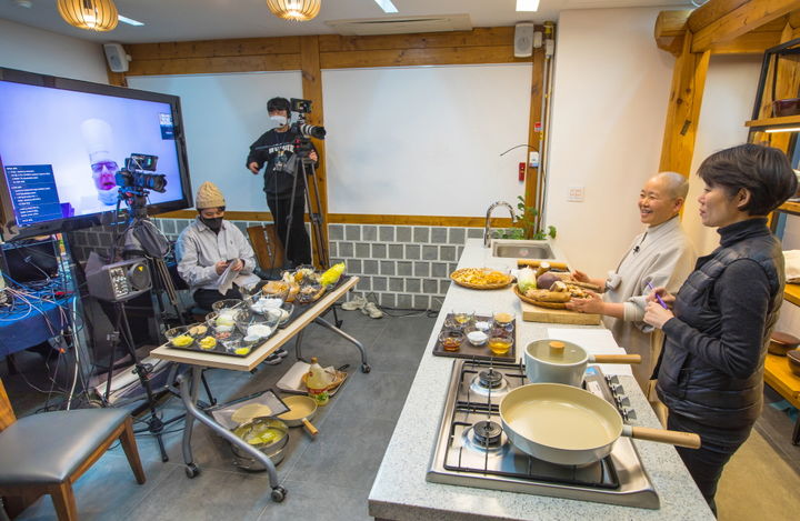 [서울=뉴시스] 르 꼬르동 블루에서 한국 사찰음식 강의를 하는 법송스님 (사진= 한국불교문화사업단 제공) 2024.07.26. photo@newsis.com *재판매 및 DB 금지