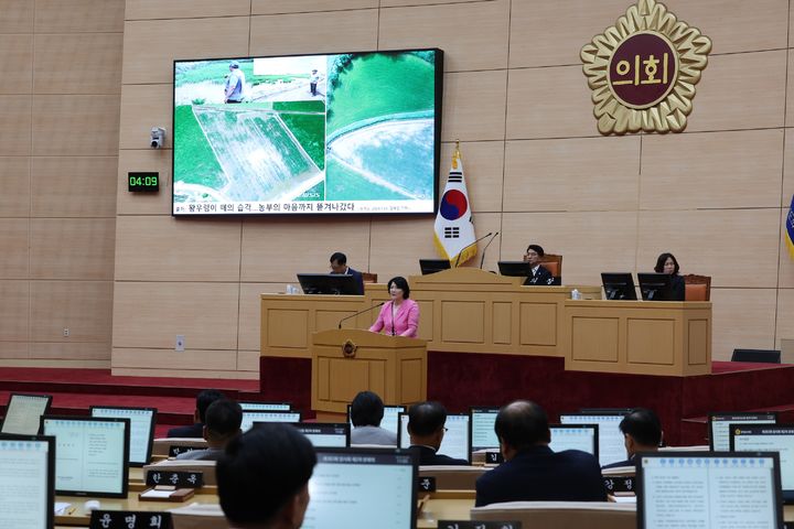 [무안=뉴시스] 송창헌 기자 = 전남도의회 경제관광문화위원회 윤명희 위원장이 26일 제383회 임시회 제2차 본회의 5분 자유발언을 통해 "월동한 왕우렁이가 어린 모를 갉아 먹는 피해가 심각하다"며 왕우렁이 농법 재검토와 근본적인 대책 마련을 촉구하고 있다. (사진=전남도의회 제공) 2024.07.26 photo@newsis.com *재판매 및 DB 금지