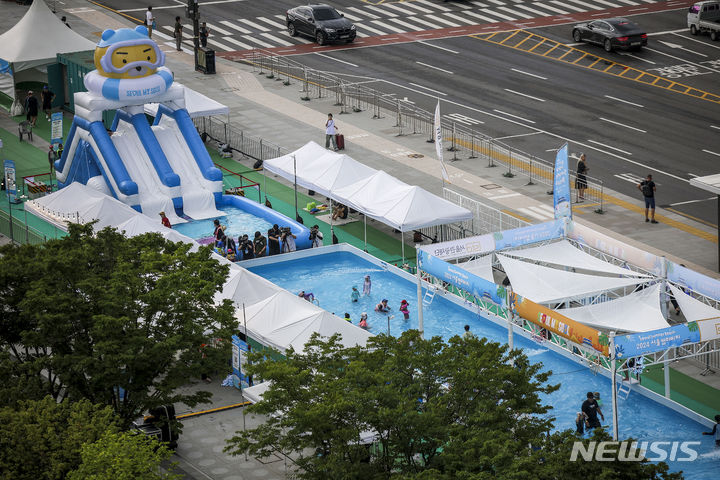 [서울=뉴시스] 정병혁 기자 = 26일 서울 종로구 광화문광장에서 개장한 2024 서울썸머비치를 찾은 어린이들이 물놀이를 하고 있다. 2024.07.26. jhope@newsis.com