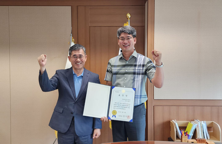 [담양=뉴시스] 김종열 광주지방조달청장(왼쪽)이 26일 전남 담양군에 소재한 세종건설기술을 방문해 정철수 대표에게 조달청장 표창장을 전달한 후 격려하고 있다. (사진=광주조달청 제공) 2024.07.26. photo@newsis.com *재판매 및 DB 금지