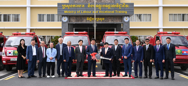 [안동=뉴시스] 지난 26일 캄보디아에서 경북도의 소방차와 도정기 기증식이 진행되고 있다. (사진=경북도 제공) 2024.07.27 *재판매 및 DB 금지