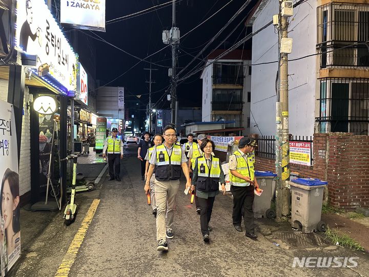 [전주=뉴시스] 전북도 자치경철위원회는 전북대학교 주변에서 이연주 자치경찰위원장, 전주덕진경찰서 관계자, 정연후 전주덕진자율방범연합대장, 자율방범대원 등 30여명이 참석한 가운데 ‘자치경찰 도민안전순찰대 합동 순찰’을 실시했다. *재판매 및 DB 금지