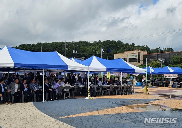 [진주=뉴시스]27일 오전 경남 진주수곡농협 딸기공동선별장에서 농민회원 500여 명이 참석한 가운데 2024 부산경남농민가족한마당 행사가 열리고 있다.(사진=경남도 제공)2024.07.27. photo@newsis.com