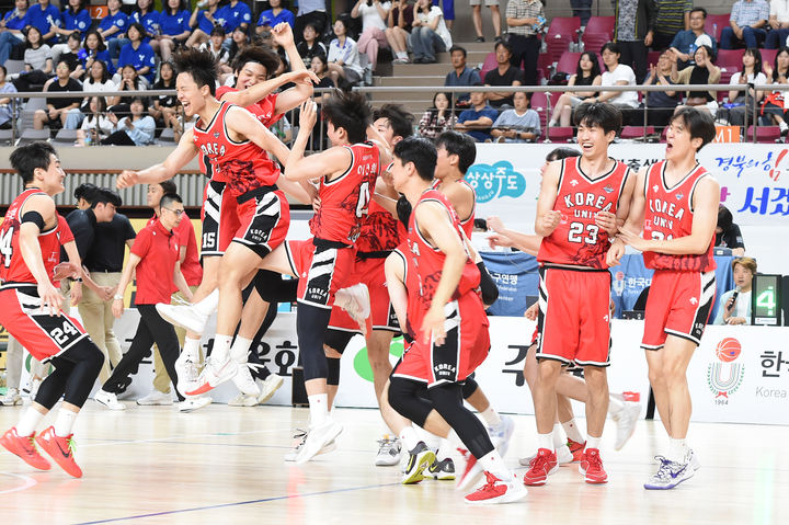 [서울=뉴시스] '제40회 MBC배 전국대학농구 상주대회' 우승을 차지한 고려대 농구부. (사진=한국대학농구연맹 제공) *재판매 및 DB 금지