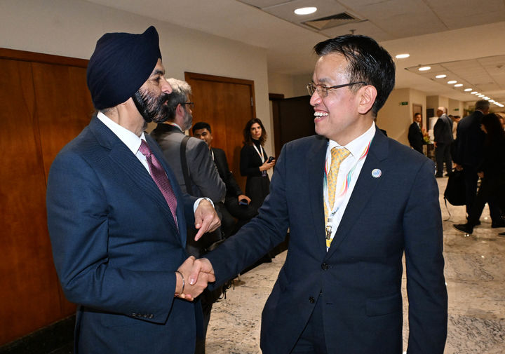 [세종=뉴시스] G20재무장관회의 및 한-중남미 혁신포럼 참석차 브라질 리우 데 자네이루를 방문 중인 최상목 부총리 겸 기획재정부 장관이 25일(현지시각) 아제이 방가 WB(세계은행)총재와 면담에 앞서 악수하며 인사를 나누고 있다. (사진=기획재정부 제공) *재판매 및 DB 금지