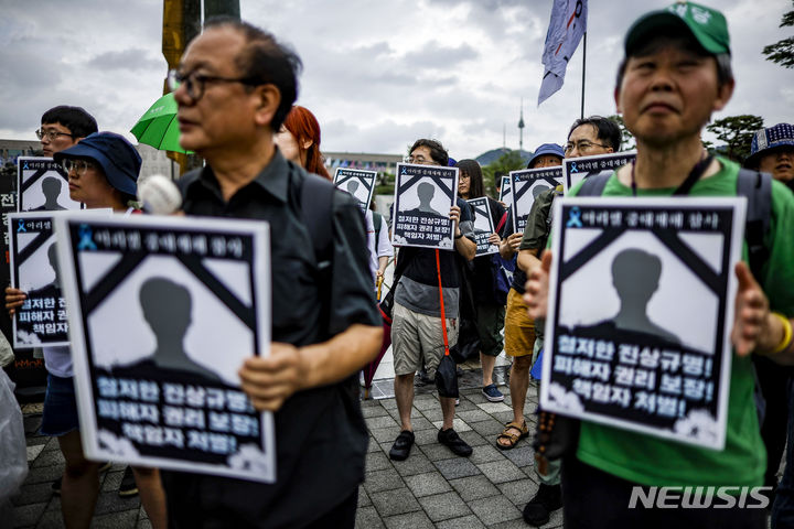 [서울=뉴시스] 정병혁 기자 = 27일 서울 용산구 대통령실 앞에서 열린 아리셀 중대재해 참사 희생자 가족 영정 행진에 앞서 희생자 유가족과 참석자들이 영정을 들고 있다. 2024.07.27. jhope@newsis.com