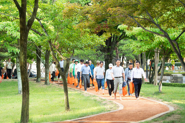 [구미=뉴시스] 시민들과 형곡공원 맨발길 걷는 김장호(왼쪽) 구미시장. (사진=구미시 제공) 2024.07.28. photo@newsis.com *재판매 및 DB 금지