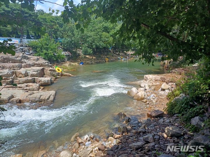 [괴산=뉴시스] 28일 낮 12시25분께 충북 괴산군 칠성면 쌍곡리 한 계곡에서 40대가 물에 빠져 숨지는 사고가 발생했다. (사진=괴산소방서 제공) 2024.07.28. photo@newsis.com *재판매 및 DB 금지