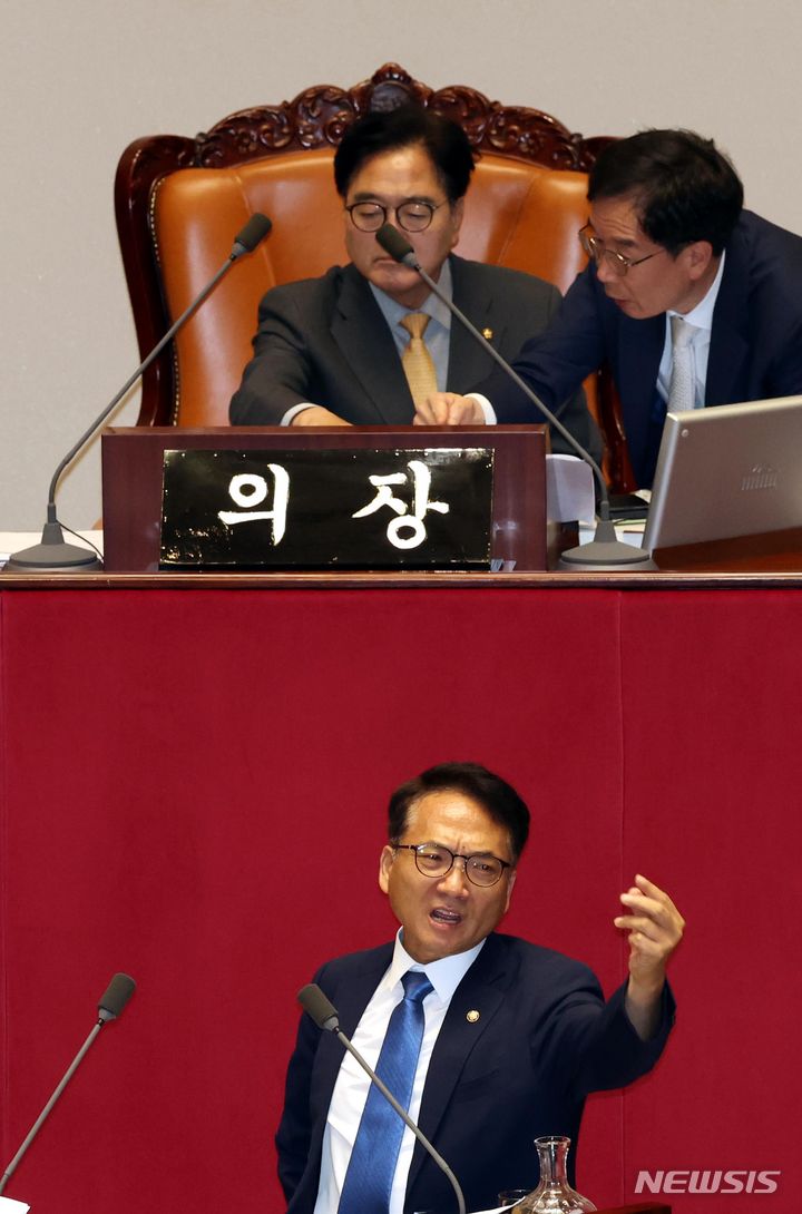 [서울=뉴시스] 조성봉 기자 = 박선원 더불어민주당 의원이 28일 오전 서울 여의도 국회에서 열린 제416회 국회(임시회) 제1차 본회의에서 방송법 일부개정법률안에 대한 필리버스터(무제한 토론)를 하고 있다. 2024.07.28. suncho21@newsis.com