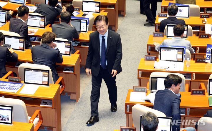 [서울=뉴시스] 조성봉 기자 = 이재명 더불어민주당 당 대표 후보가 28일 오전 서울 여의도 국회에서 열린 제416회 국회(임시회) 제1차 본회의에서 방송법 일부개정법률안에 대한 필리버스터(무제한 토론) 종결동의의 건에 대한 투표를 마치고 자리로 돌아가고 있다. 2024.07.28. suncho21@newsis.com