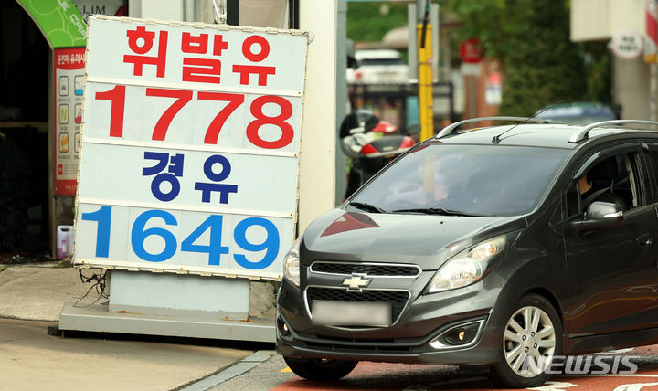 [서울=뉴시스] 홍효식 기자 = 전국 주유소 휘발유 및 경유 가격이 5주 연속 오름세를 기록했다. 다만 가격 상승 폭은 둔화했다. 한국석유공사 유가정보시스템 오피넷에 따르면 7월 넷째 주 전국 주유소 휘발유 판매가는 리터당 1713.6원으로 직전 주 대비 0.5원 상승했다. 경유는 리터당 1550.2원으로 직전 주 대비 1.6원 올랐다.28일 서울 시내 한 주유소에 유가정보가 표시되어 있다. 2024.07.28. yesphoto@newsis.com