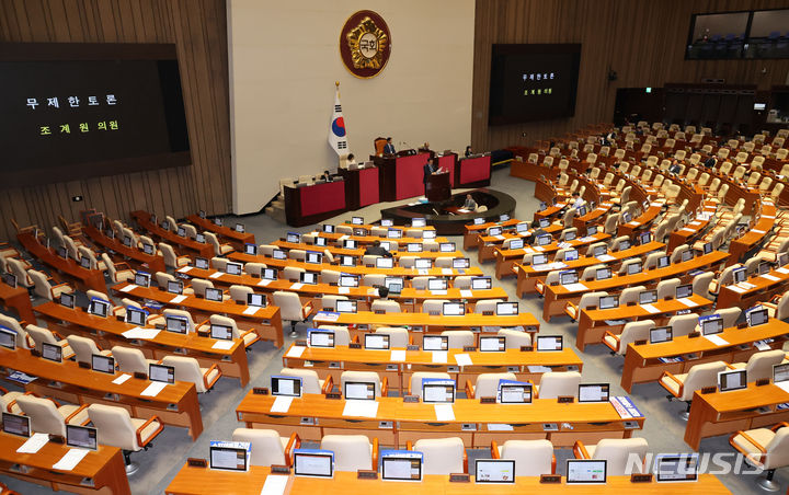 [서울=뉴시스] 조성우 기자 = 조계원 더불어민주당 의원이 28일 오전 서울 여의도 국회에서 열린 제416회 국회(임시회) 제1차 본회의에서 방송문화진흥회법 일부개정법률안에 대한 필리버스터(무제한 토론)를 하는 가운데 대부분 의석이 텅 비어 있다. 2024.07.28. xconfind@newsis.com