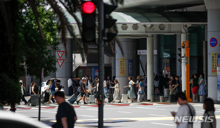 [제주=뉴시스] 우장호 기자 = 본격적인 여름 휴가철이 시작된 지난달 28일 오전 제주국제공항 내 렌터카하우스에서 관광객들이 공항과 렌터카 회사를 오가는 셔틀버스에 탑승하기 위해 터미널로 향하고 있다. 2024.07.28. woo1223@newsis.com