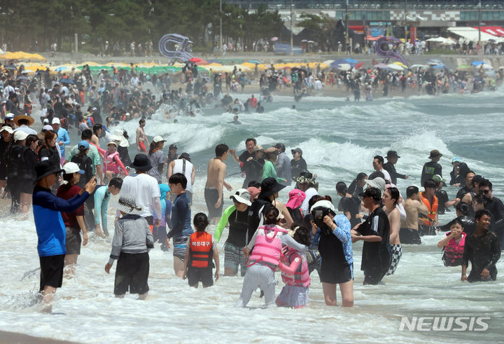 [부산=뉴시스] 하경민 기자 = 본격적인 여름 휴가철인 28일 부산 해운대구 해운대해수욕장을 찾은 시민과 관광객들이 물놀이를 즐기고 있다. 2024.07.28. yulnetphoto@newsis.com
