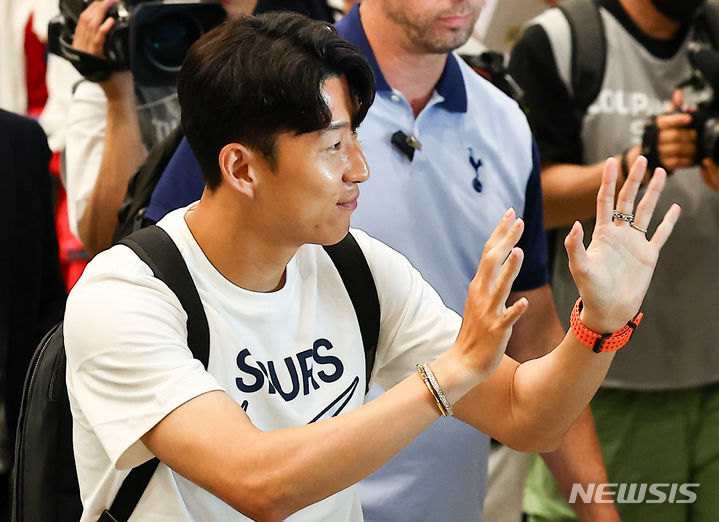 [인천공항=뉴시스] 김근수 기자 = 잉글랜드 프로축구 프리미어리그(EPL) 토트넘 홋스퍼 주장 손흥민이 28일 인천 중구 인천국제공항 제1여객터미널을 통해 입국하고 있다.  토트넘 홋스퍼는 오는 31일과 8월 3일 서울월드컵경기장에서 '팀 K리그'와 '바이에른 뮌헨'과 '쿠팡플레이 시리즈' 경기를 치를 예정이다. 2024.07.28. ks@newsis.com