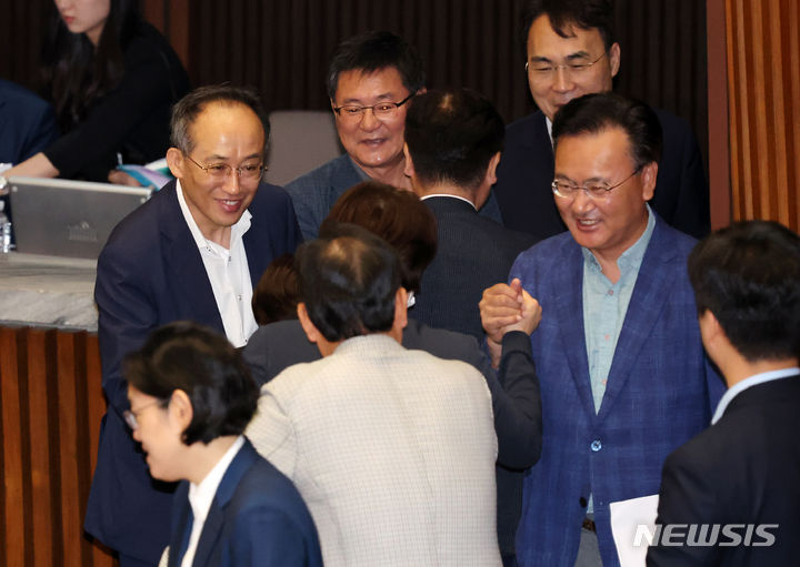 [서울=뉴시스] 조성우 기자 = 추경호(왼쪽) 국민의힘 원내대표가 28일 오후 서울 여의도 국회에서 열린 제416회 국회(임시회) 제1차 본회의에서 방송문화진흥회법 일부개정법률안에 반대하는 유용원 국민의힘 의원의 필리버스터(무제한 토론) 중 퇴장하는 당 의원들과 인사하고 있다. 2024.07.28. xconfind@newsis.com