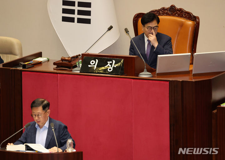 [서울=뉴시스] 조성우 기자 = 우원식 국회의장이 28일 오후 서울 여의도 국회에서 열린 제416회 국회(임시회) 제1차 본회의에서 방송문화진흥회법 일부개정법률안에 반대하는 유용원 국민의힘 의원의 필리버스터(무제한 토론) 중 사회를 보고 있다. 2024.07.28. xconfind@newsis.com