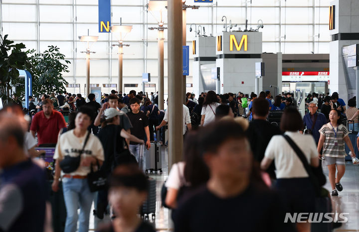 [인천공항=뉴시스] 김근수 기자 = 여름 휴가철 맞은 28일 인천 중구 인천국제공항 제1여객터미널 출국장에서 여행객들이 출국준비를 하고 있다. 2024.07.28. ks@newsis.com