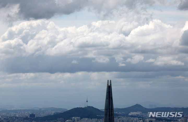 [광주(경기)=뉴시스] 김명년 기자 = 경기 광주시 남한산성에서 바라본 서울 도심 위로 먹구름이 끼어 있다. 2024.07.28. kmn@newsis.com