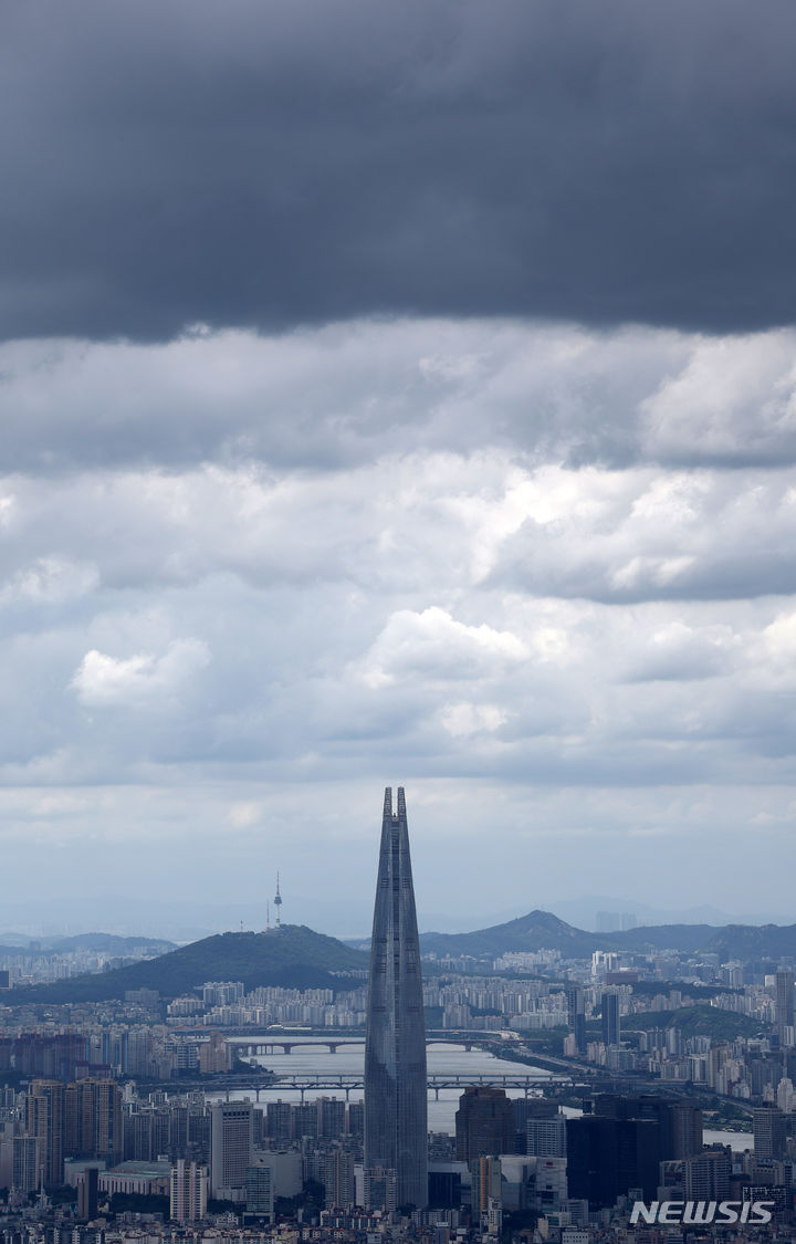 [광주(경기)=뉴시스] 김명년 기자 = 28일 오후 경기 광주시 남한산성에서 바라본 서울 도심 위로 먹구름이 끼어 있다. 2024.07.28. kmn@newsis.com