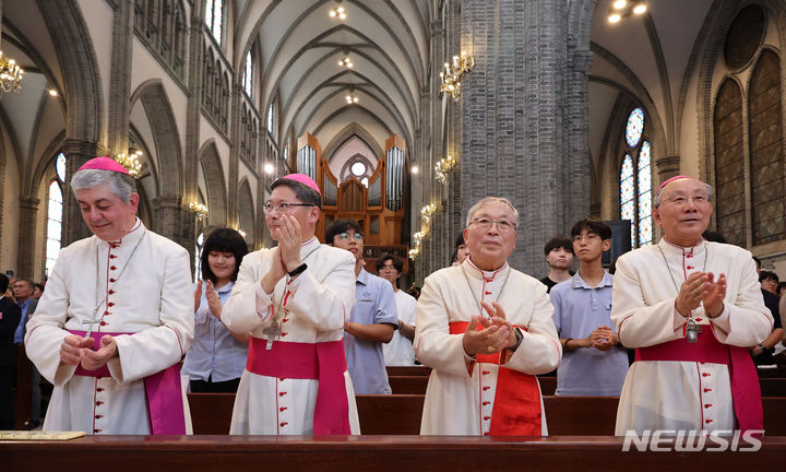 [서울=뉴시스] 사진공동취재단 = 조반니 가스파리 주한 교황대사(왼쪽부터), 정순택 대주교, 염수정 추기경, 구요비 주교가 28일 오후 서울 중구 명동대성당에서 열린 '2027 서울 세계청년대회(WYD) 발대식'에 참석해 자리하고 있다. '2027 서울 세계청년대회'는 인적, 문화적 교류를 통해 종교를 뚜어넘어 청년들에게 새로운 삶의 가치를 제시하고, 위로와 화해 새로운 삶의 가치를 전하는 장이다. 본대회는 2027년 7월말부터 8월초 예정이다. 2024.07.28. photo@newsis.com