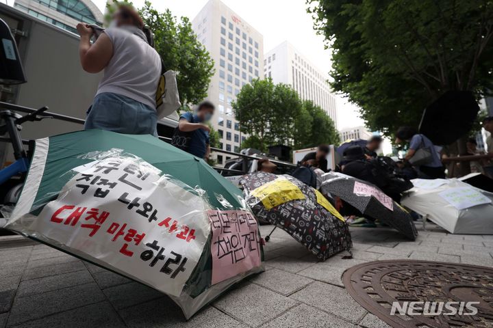 [서울=뉴시스] 김선웅 기자 = 티몬·위메프 미정산 피해자들이 28일 서울 강남구 큐텐(티몬·위메프의 모기업) 본사 앞에서 환불 및 대책 마련 등을 촉구하고 있다. 2024.07.28. mangusta@newsis.com