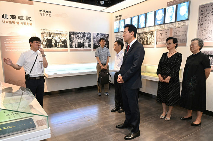 [충칭(중국)=뉴시스]오세훈 서울시장이 28일(현지시간) 중국 충칭시에 위치한 대한민국 임시정부청사를 방문해 항일운동에 관한 전시를 살펴보고 관계자로부터 설명을 듣고 있다.. 2024.07.28. (사진=서울시 제공) *재판매 및 DB 금지