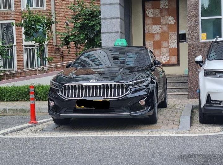 [서울=뉴시스] 28일 한 온라인 커뮤니티에 '정신이 아프신 분이 이사왔네요' 라는 게시글이 올라왔다. 한 아파트 주차장에서 촬영된 사진이 함께 게재됐다. (사진=보배드림 갈무리) *재판매 및 DB 금지