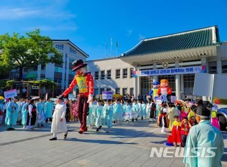 [창원=뉴시스]경남 산청군 구석구석 문화배달 사업 '이쁘동이문화축제'.(사진=경남도 제공)2024.07.29. photo@newsis.com