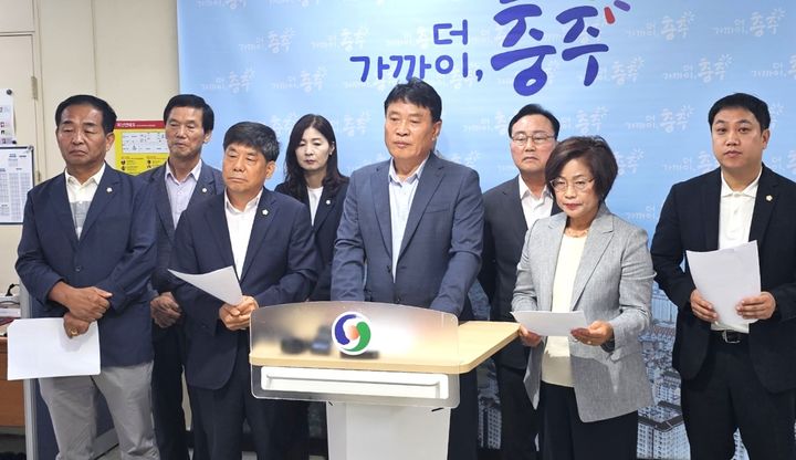 [충주=뉴시스] 이병찬 기자 = 29일 충북 충주시청에서 국민의힘 충주시의원들이 김낙우 의장 사퇴를 요구하고 있다. 2024.07.29. bclee@newsis.com