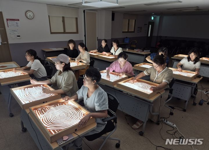 [창원=뉴시스]창원국가산단 내 '문화대장간 풀무' 입주단체인 쿤스트파이의 빛의 모래시계 수업.(사진=경남문화예술진흥원 제공)2024.07.29. photo@newsis.com