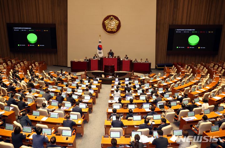 [서울=뉴시스] 조성봉 기자 = 29일 오전 서울 여의도 국회에서 열린 제416회 국회(임시회) 제1차 본회의에서 방송문화진흥회법 일부개정법률안이 국민의힘 의원 불참 속 재석 187, 찬성 187인으로 통과되고 있다. 2024.07.29. suncho21@newsis.com