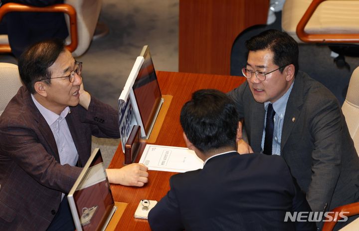 [서울=뉴시스] 조성봉 기자 = 박찬대(오른쪽) 더불어민주당 당 대표 직무대행 겸 원내대표가 29일 오전 서울 여의도 국회에서 열린 제416회 국회(임시회) 제1차 본회의에서 방송문화진흥회법 일부개정법률안에 대한 필리버스터(무제한토론) 종결 투표를 마치고 김윤덕(왼쪽), 정청래 의원과 대화를 하고 있다. 2024.07.29. suncho21@newsis.com