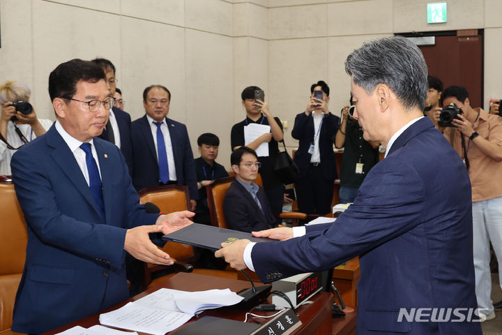 [서울=뉴시스] 권창회 기자 = 조지호 경찰청장 후보자가 29일 오전 서울 여의도 국회에서 열린 행정안전위원회 전체회의 인사청문회에서 신정훈 행정안전위원장에게 선서문을 제출하고 있다. 2024.07.29. kch0523@newsis.com