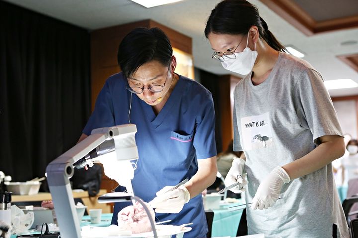 [서울=뉴시스] 한림대학교성심병원은 의생명 계열 진학을 희망하는 안양여자고등학교 2학년 학생 31명을 대상으로 '심장혈관흉부외과 소개 및 심장해부학 실험 강의'를 진행했다고 30일 밝혔다. (사진=한림대성심병원 제공) 2024.07.30. photo@newsis.com *재판매 및 DB 금지