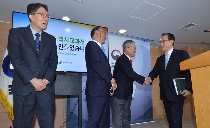 [세종=뉴시스] 교육부 산하 한국학중앙연구원 신임 원장에 김낙년(67) 동국대 명예교수(왼쪽 첫번째)가 취임했다. 사진은 지난 2016년 11월28일 김정배 국사편찬위원장과 김낙년 동국대 교수, 이주영 건국대 교수, 최대권 서울대 교수가 28일 오후 서울 종로구 정부서울청사에서 국정교과서 브리핑을 마친 뒤 악수하며 웃고 있는 모습. (사진=뉴시스DB). 2024.07.30. photo@newsis.com *재판매 및 DB 금지