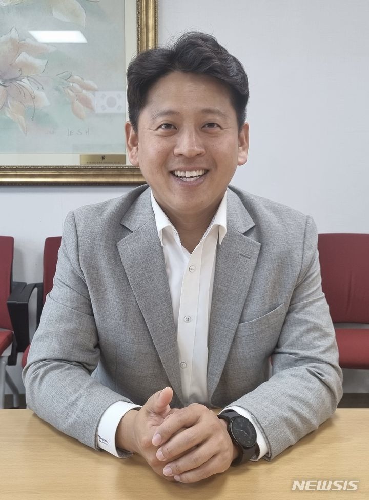 오정석 국민의힘 보좌진협의회(국보협) 신임 회장은 30일 국회의원회관에 위치한 국보협 사무실에서 뉴시스와 당선 인터뷰를 하고 있다. 2024.07.30