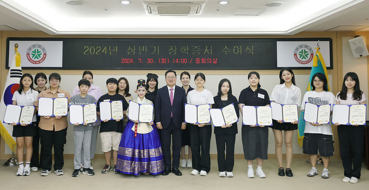 [대전=뉴시스]대전청년내일재단이 올 상반기 인재육성장학금을 지급했다. 2024. 07 30 *재판매 및 DB 금지