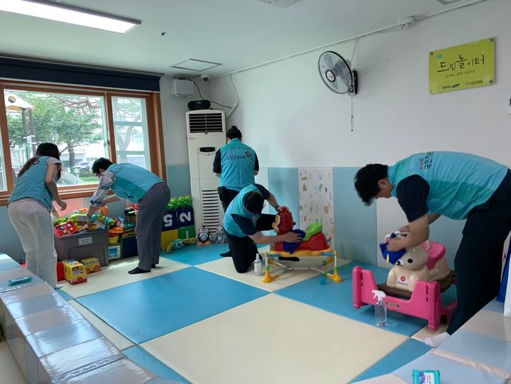 [평택=뉴시스] 국민건강보험공단 평택지사 임직원이 30일 평택시 소재 '야곱의 집'을 찾아 여름철 위생 관리 봉사활동을 펼쳤다. (사진=건보공단 평택지사 제공) *재판매 및 DB 금지