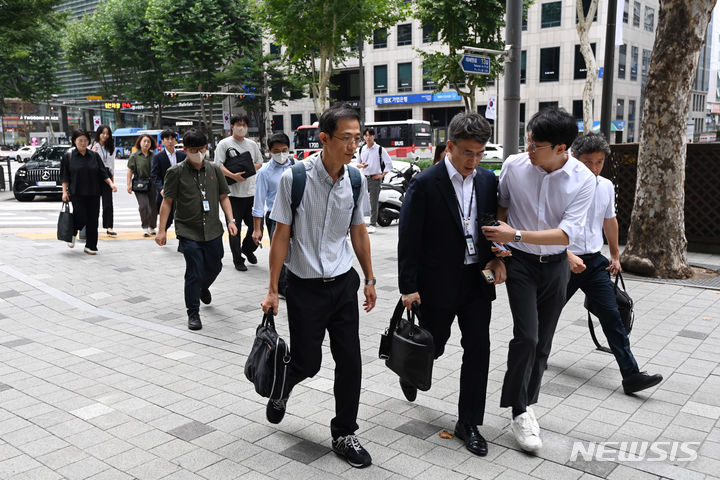 [서울=뉴시스] 김금보 기자 = 금융감독원 직원들이 30일 서울 강남구 큐텐 테크놀로지 본사 건물에 티몬·위메프 정산지연 사태 관련 조사를 위해 들어가고 있다. (공동취재) 2024.07.30. photo@newsis.com